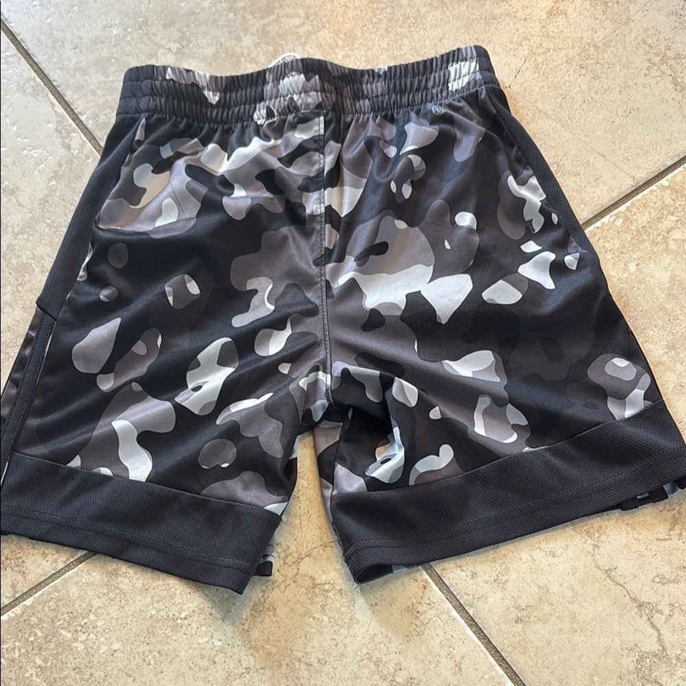 Adidas Boys Camo Athletic Shorts Size S - Picture 4 of 4